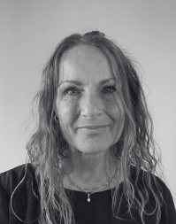 A woman with shoulder length wavy hair