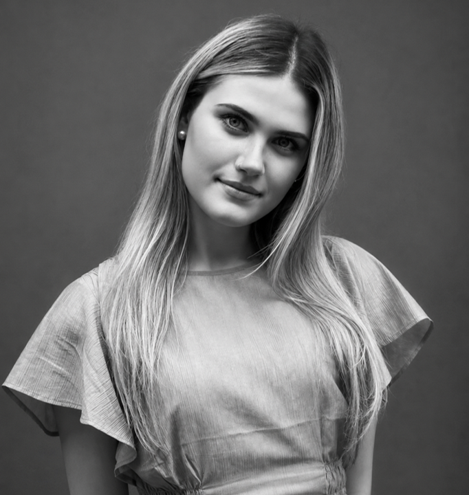 Simona Headshot